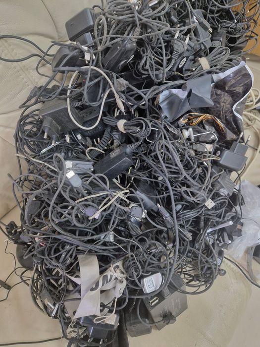 Зарядки до телефонів бу 700