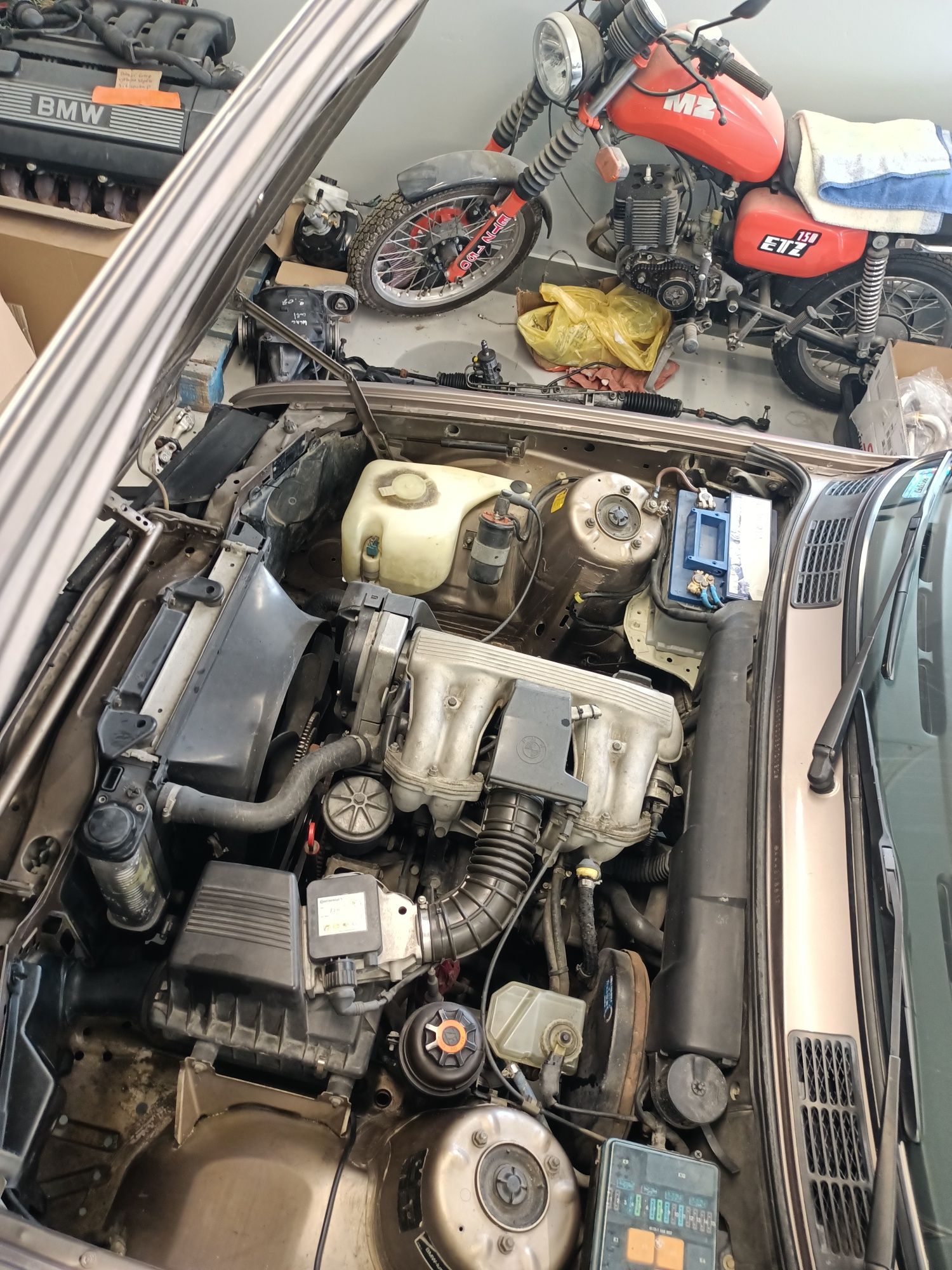 BMW e30 4d sedan luxorbeige
