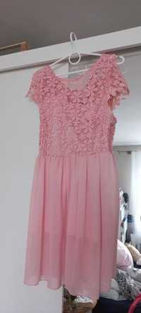 Sukienka z koronka pudrowy roz