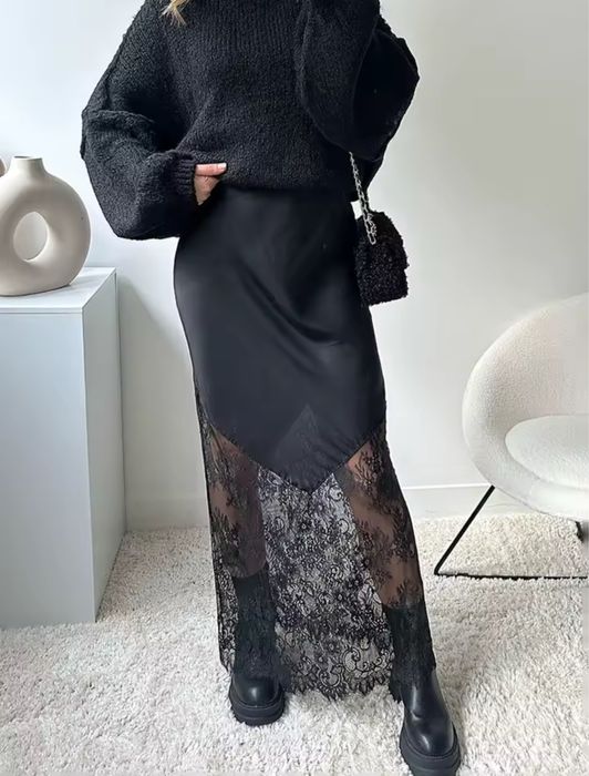 Шовкова чорна спіднция з мереживом