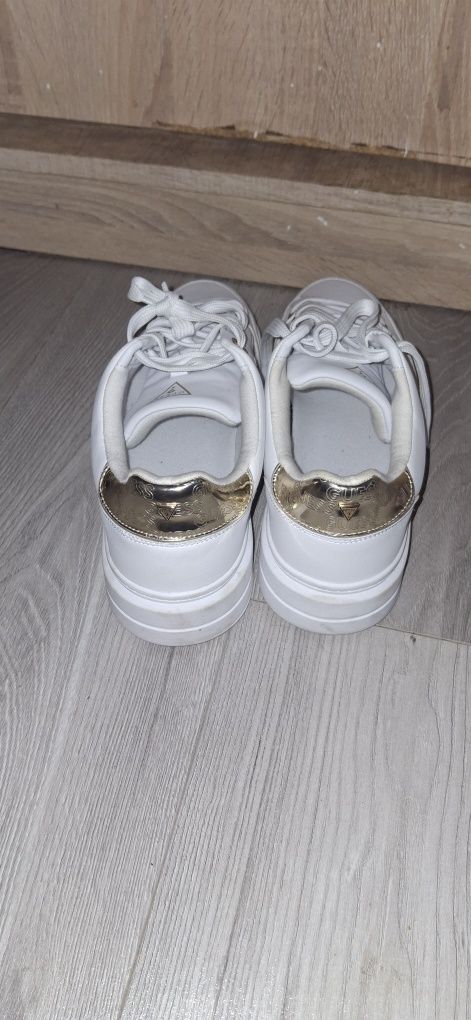 Piękne biale buty