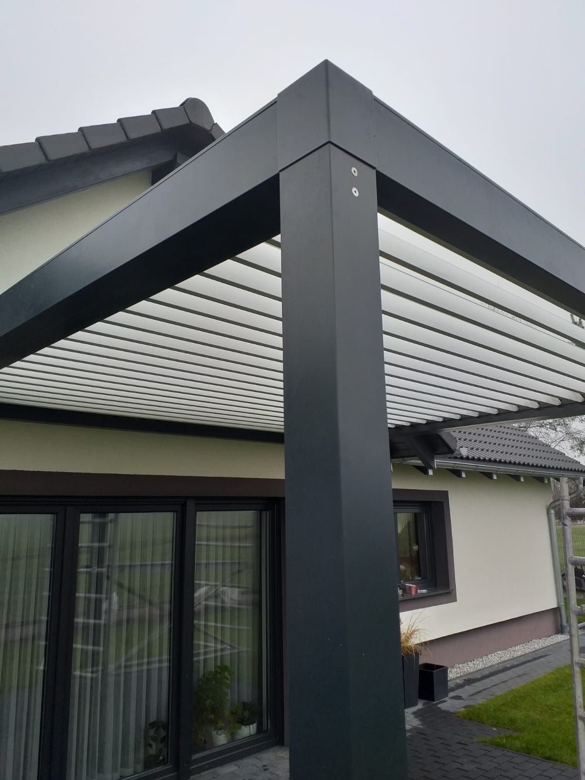 Pergola aluminiowa, lamelowy dach, nowoczesny design, atrakcyjne ceny
