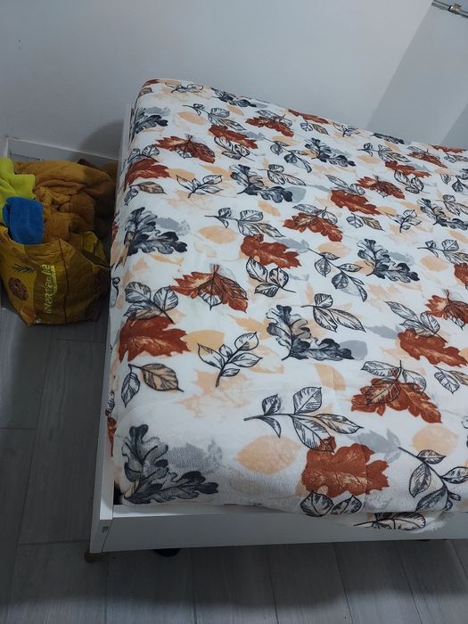 Cama de casal em bom estado