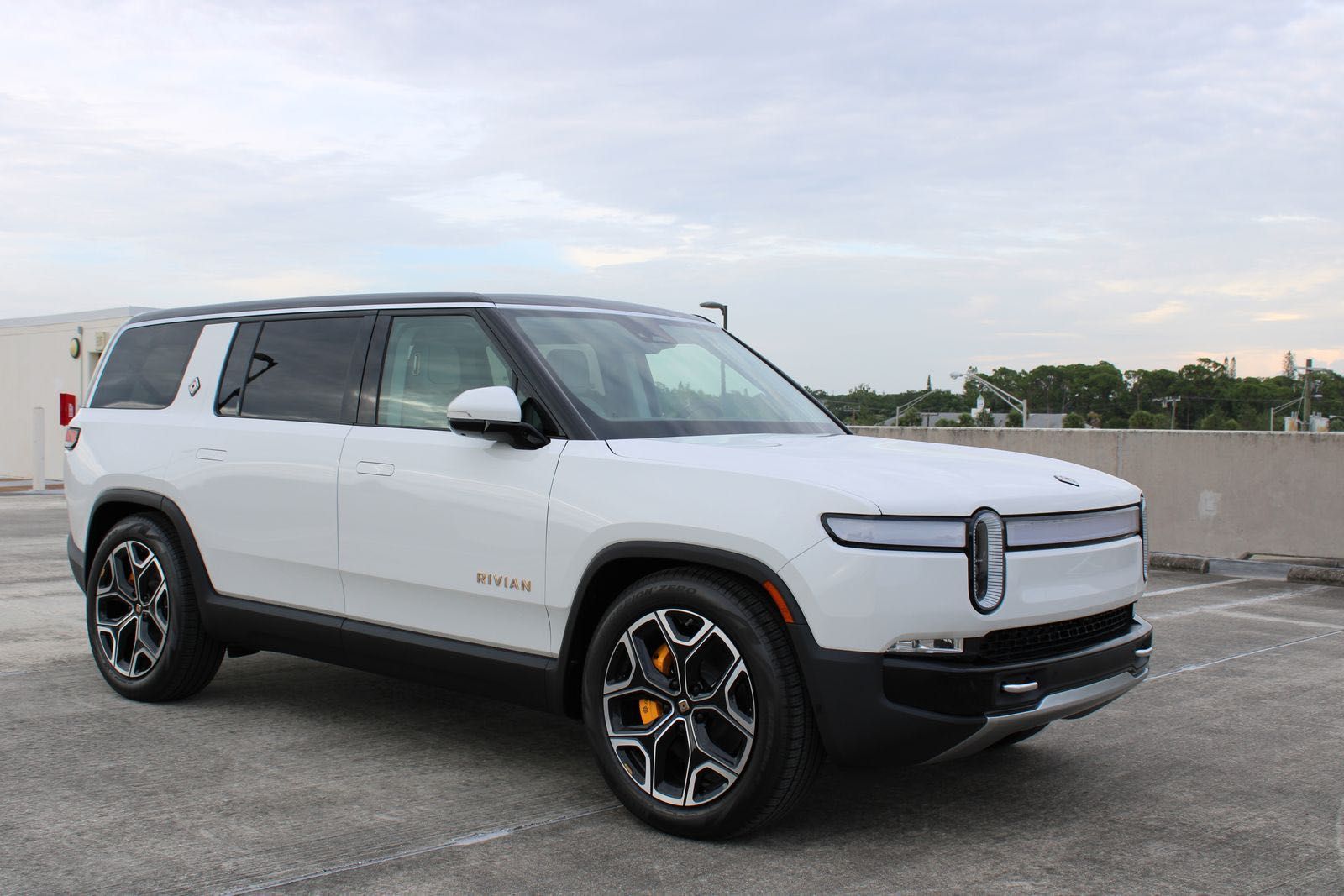 2023 Rivian R1S електрокроссовер 7 містний