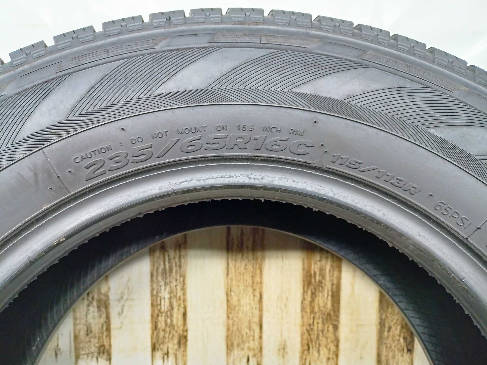 Hankook Winter RW06 235/65/16C 2017r. 115/113R 2x7,3mm (3912)