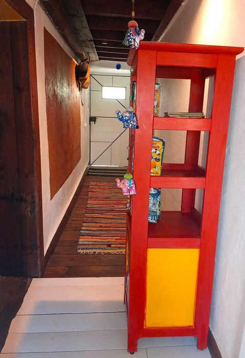 Estante pintada para quarto de criança