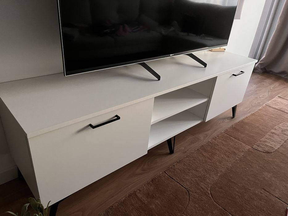 Elegancka biala szafka rtv pod tv komoda