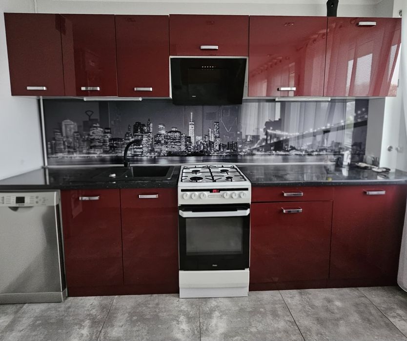 Kuchnia ciemna czerwień-bordo