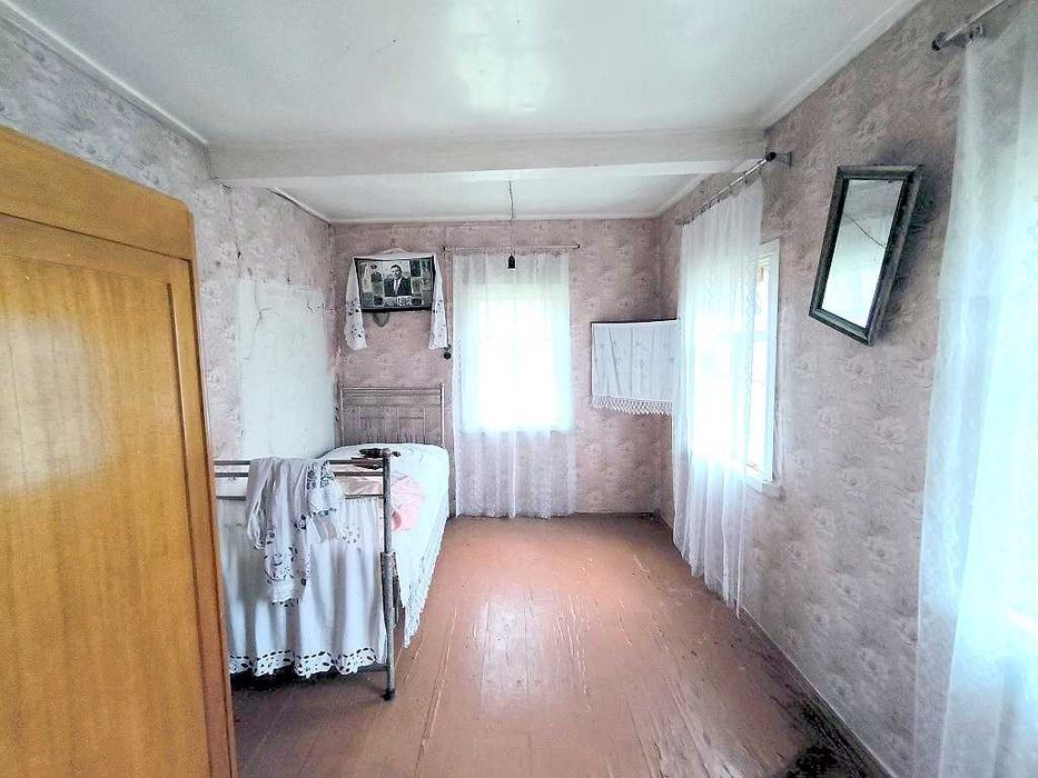 Продам будиночок неподалік є озера та ліс.Від Києва 25км.