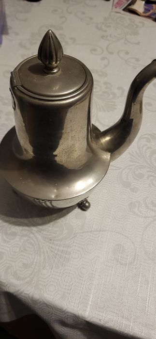 Stary metalowy dzbanuszek sygnowany z wyrwanym uchwytem