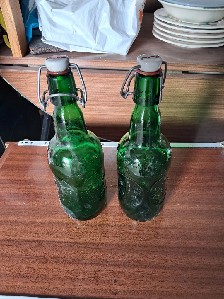 Duas  garrafas de cerveja holandês antiga