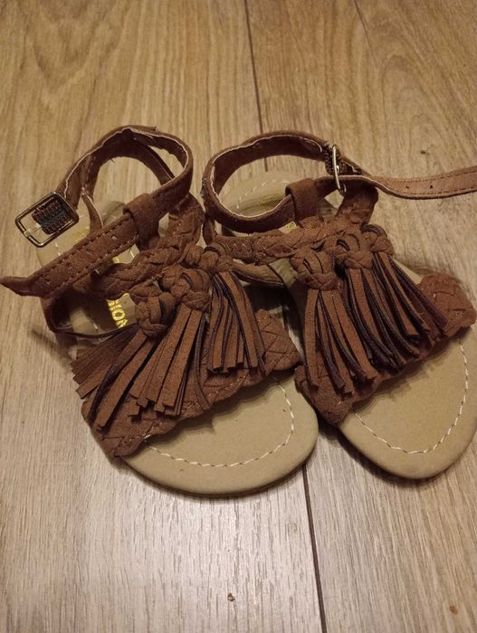 Brązowe sandałki