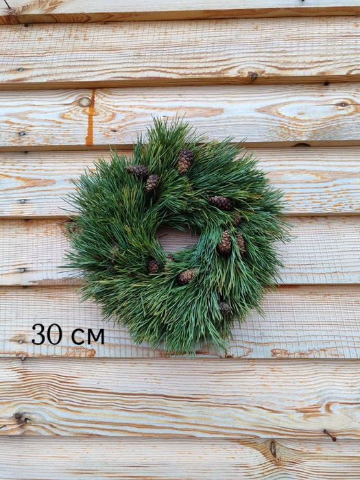Новорічний різдвяний вінок, вінок із сосни, ялівця. Гірлянда. Ялинка