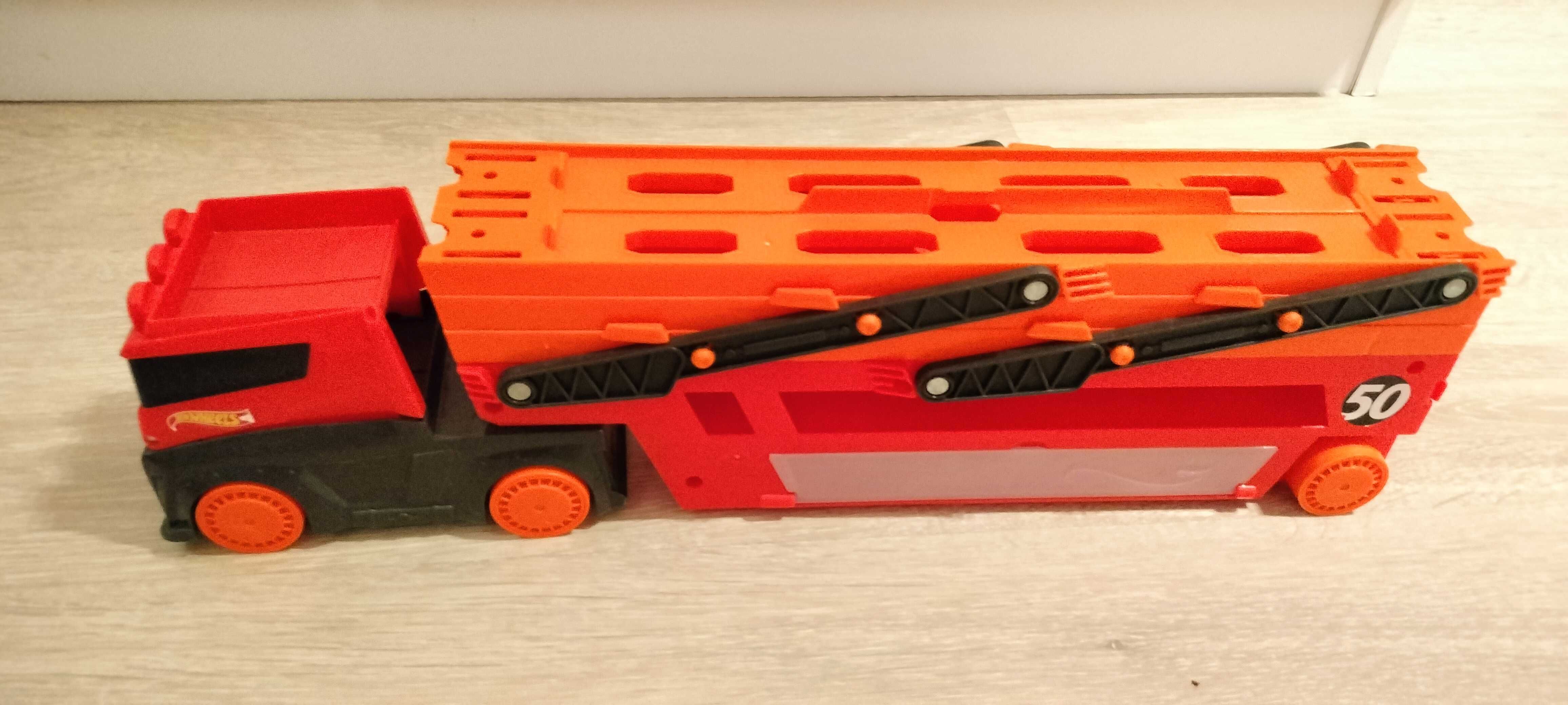 HOT WHEELS Mega Transporter Laweta na 50 aut