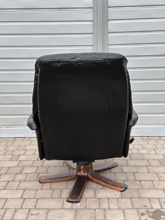 Відпочинкове поворотне крісло реклайнер на деревʼяній основі