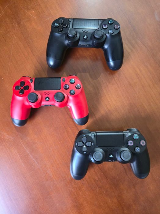 PlayStation 4 FAT com 3 comandos + 2 jogos (para reparação ou peças)