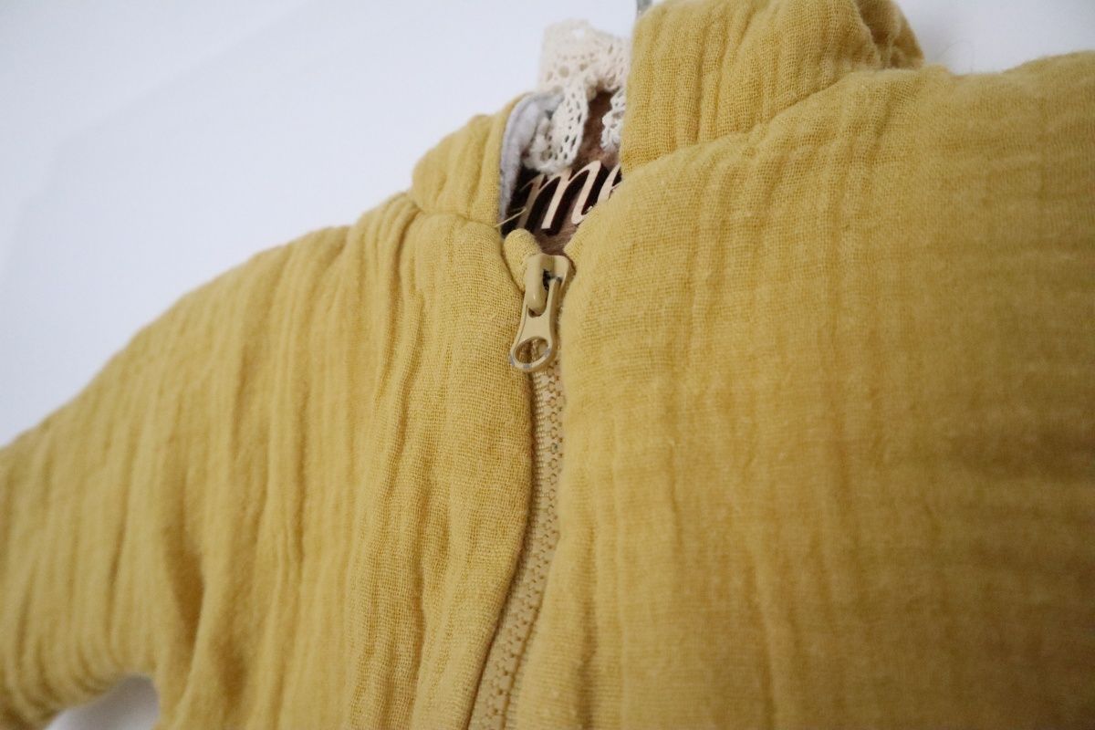 Bawełniana przejsciowa wiosenna kurtka musztardowa dla niemowlaka