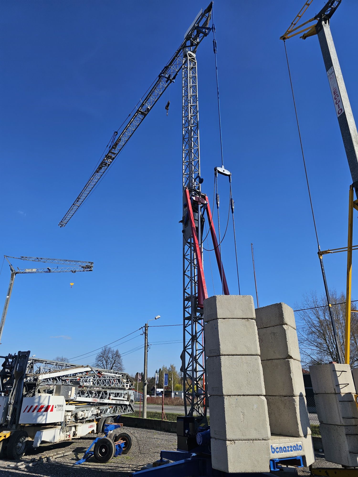 Żuraw dolnoobrotowy 26m 1600 kg żuraw szybkomontujący UDT