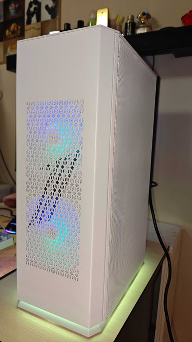 Компютерна збірка стильний білий монстр для ігор та штучного інтелекту