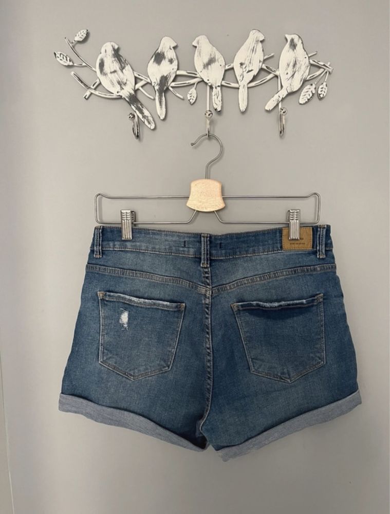 Krotkie spodenki jeansowe Bershka