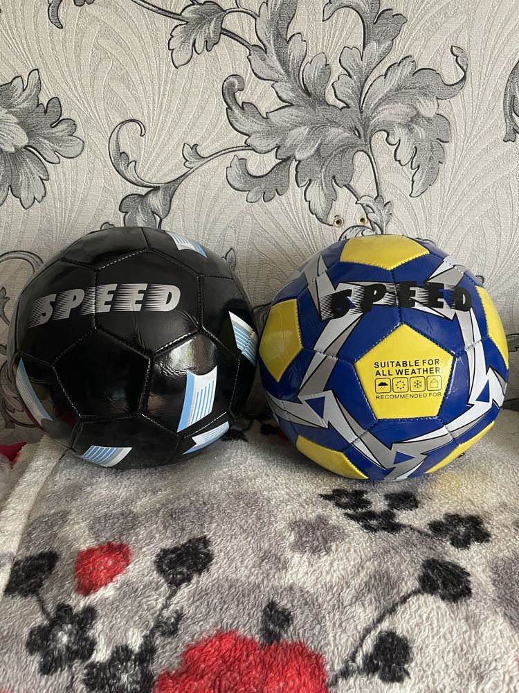 Футбольные мячи разные