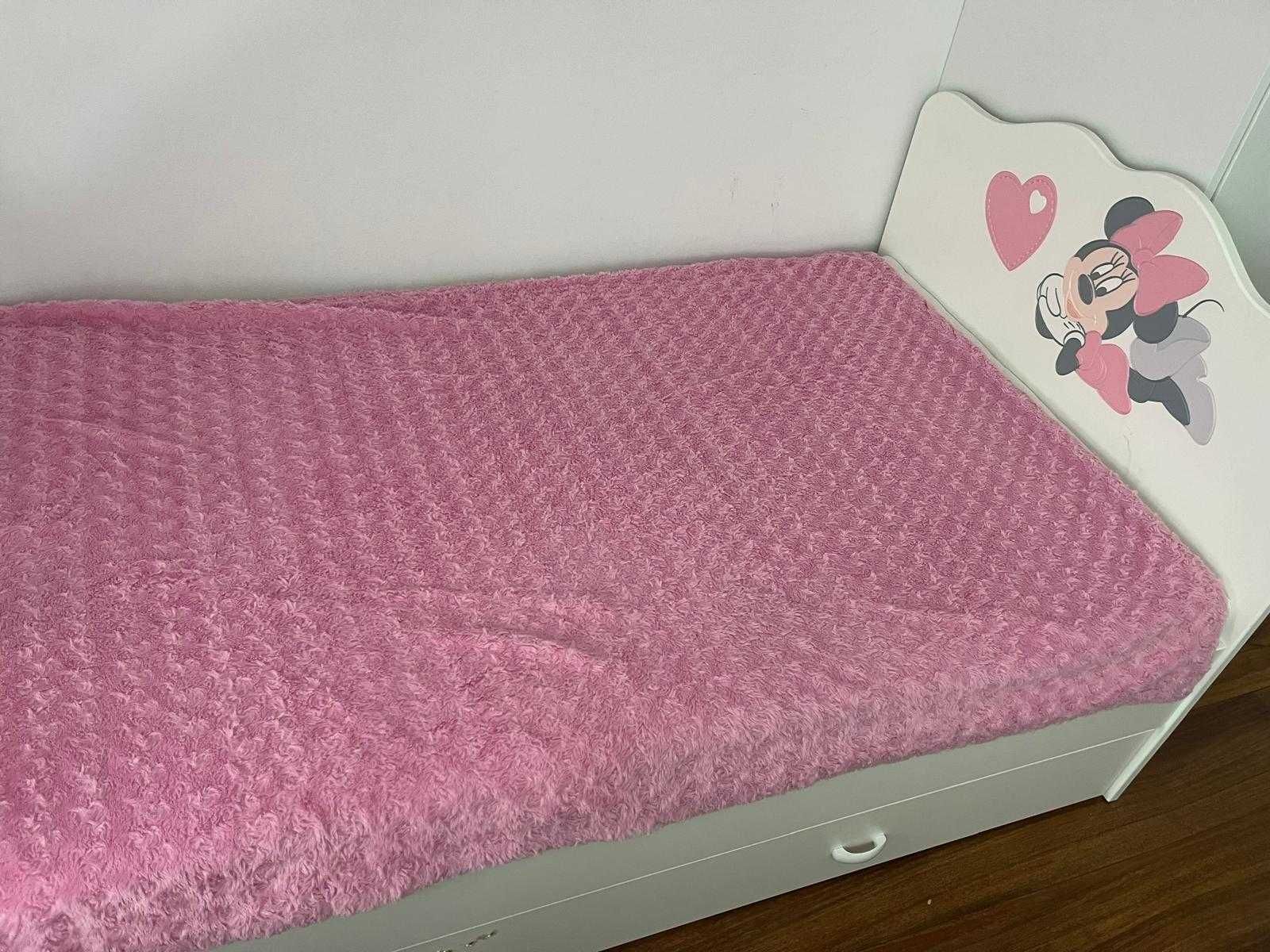 Białe łóżko marki Meblik z logiem Minnie Mouse
