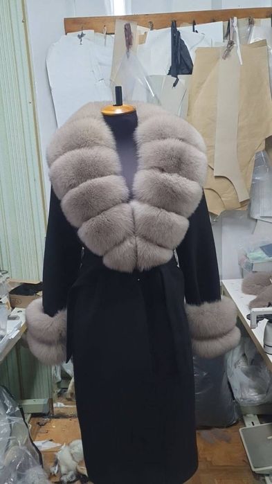 Пальто з чорнобуркою