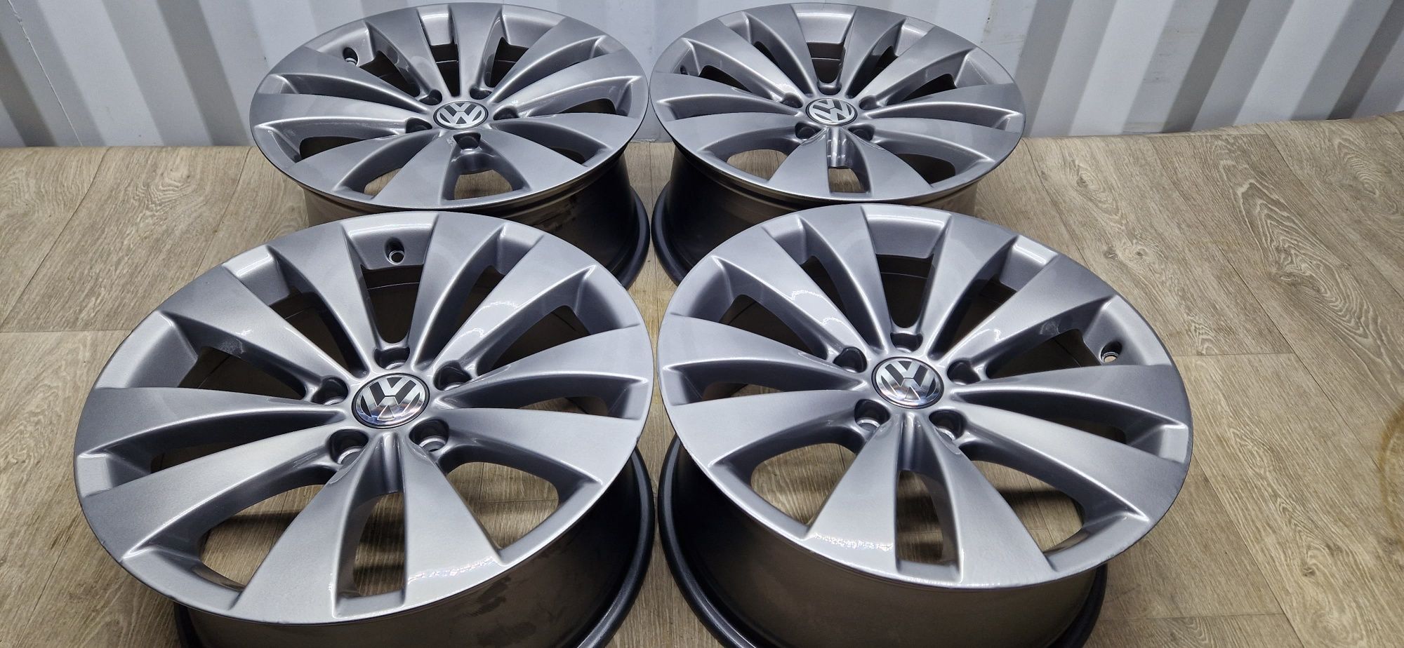 Felgi 17 Vw Golf Scirocco Passat Touran 5×112 ET41 8J os.57mm