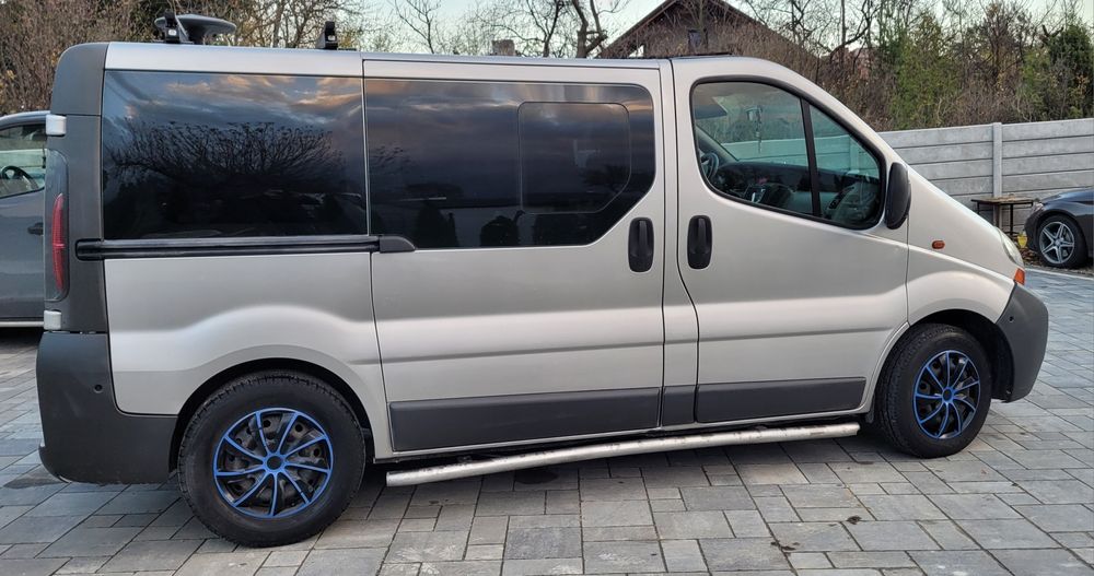 Renault Trafic*2005 rok*1,9 DCI*9 osobowy*Klima*TV*Doinwestowany*I