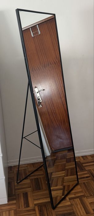 Espelho preto com pé