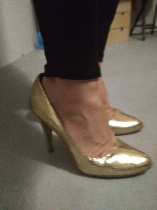 śliczne złote szpileczki