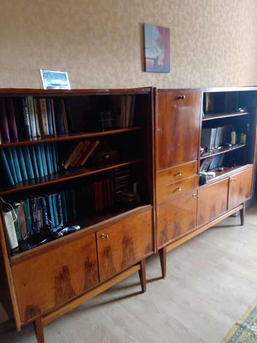 Цена снижена  Продаю два шкафа книжных по очень  низкой цене   немец