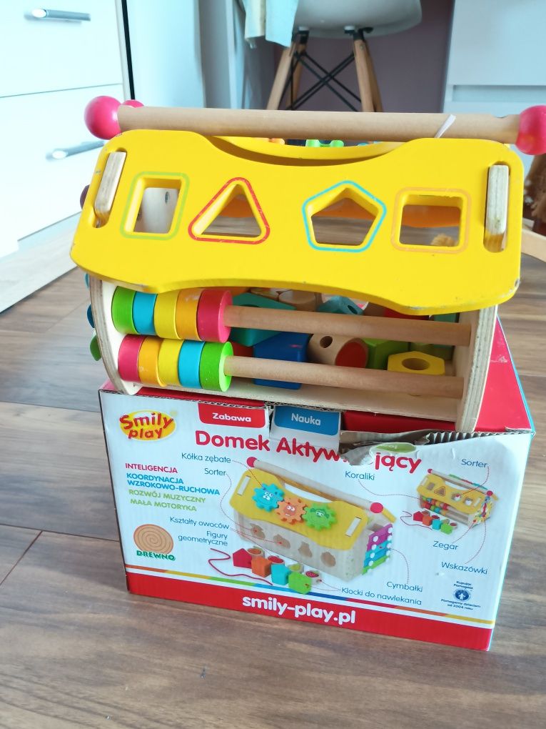 Domek aktywizujący drewniany smily play