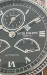 Relógio Patek Philippe com duplo horário.