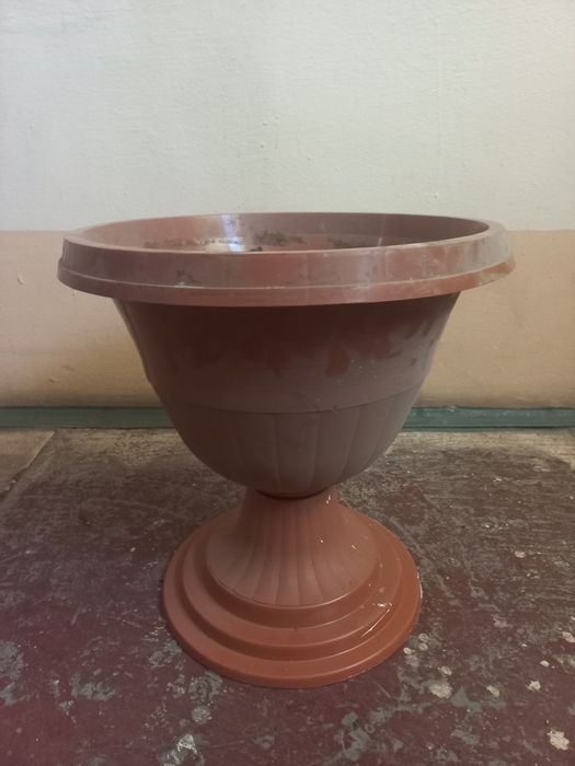 Горшок  для цветов на ножке