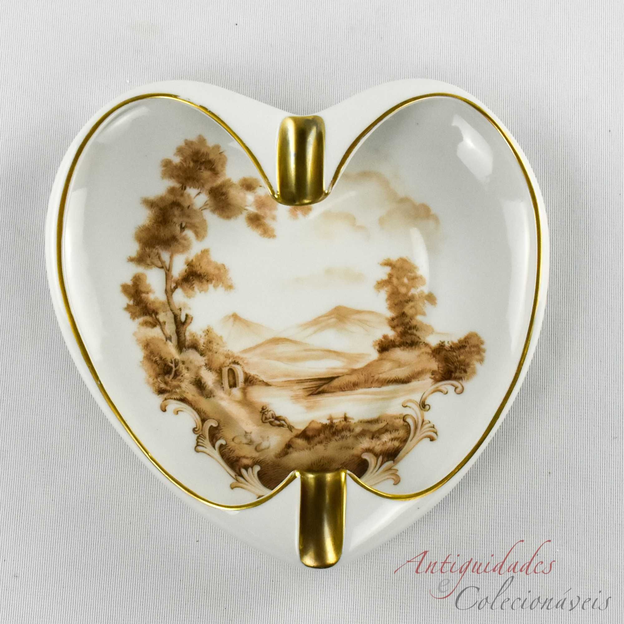 Cinzeiro forma de coração porcelana Artibus com decoração de paisagem