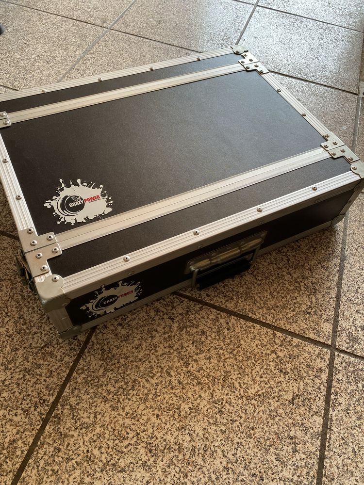 Rack 2 unidades com equipamento de som , 8 canais mono ou 4 stereo