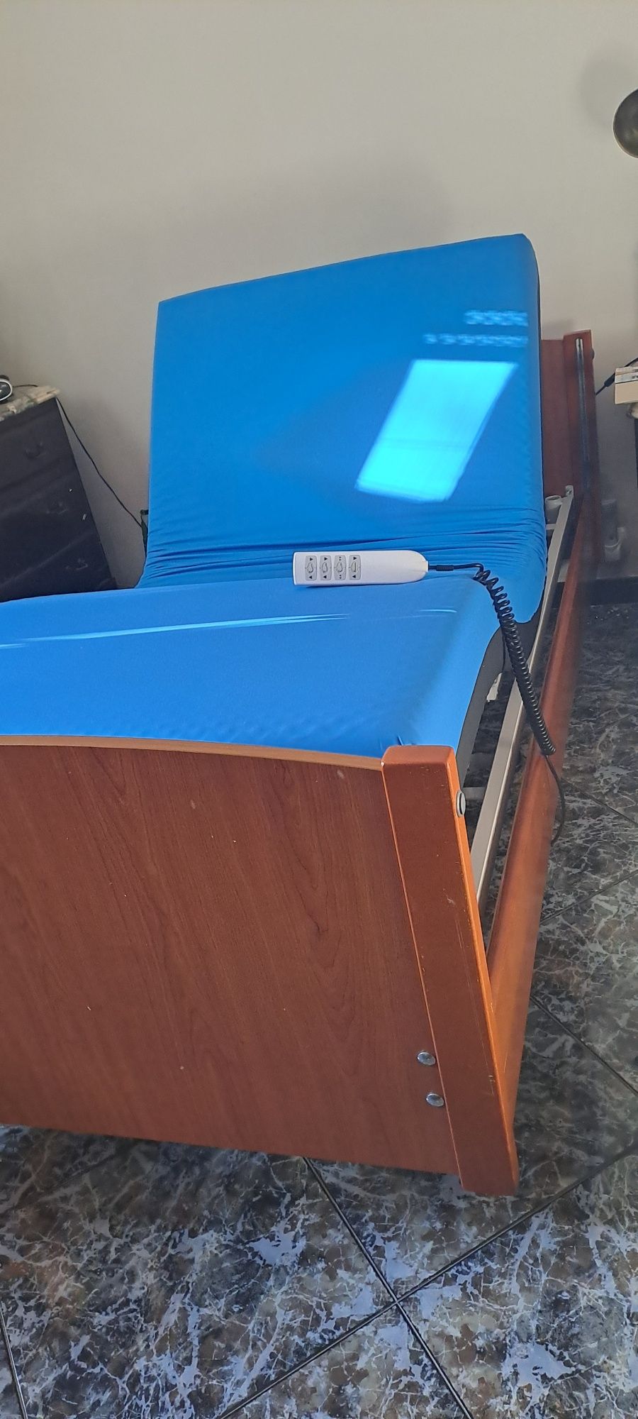 Cama articulada com rodas
