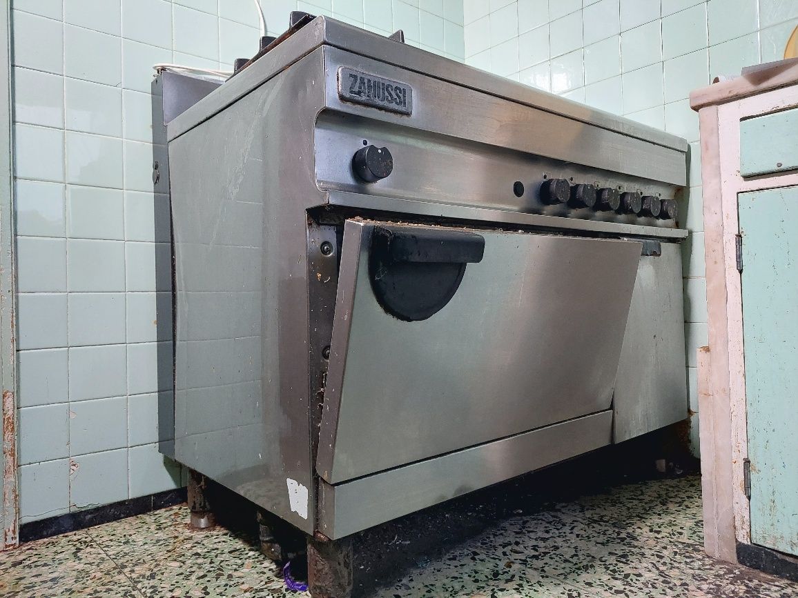 Fogão industrial a gás com 6 bocas e 6 queimadores e forno Zanussi