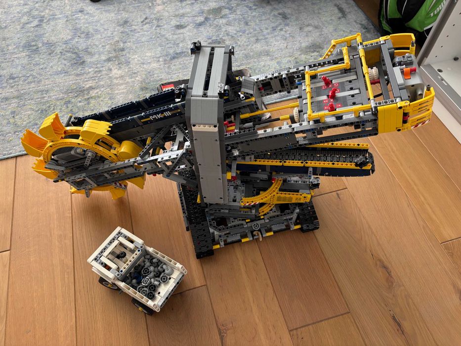 LEGO Technic - Koparka górnicza kołowa