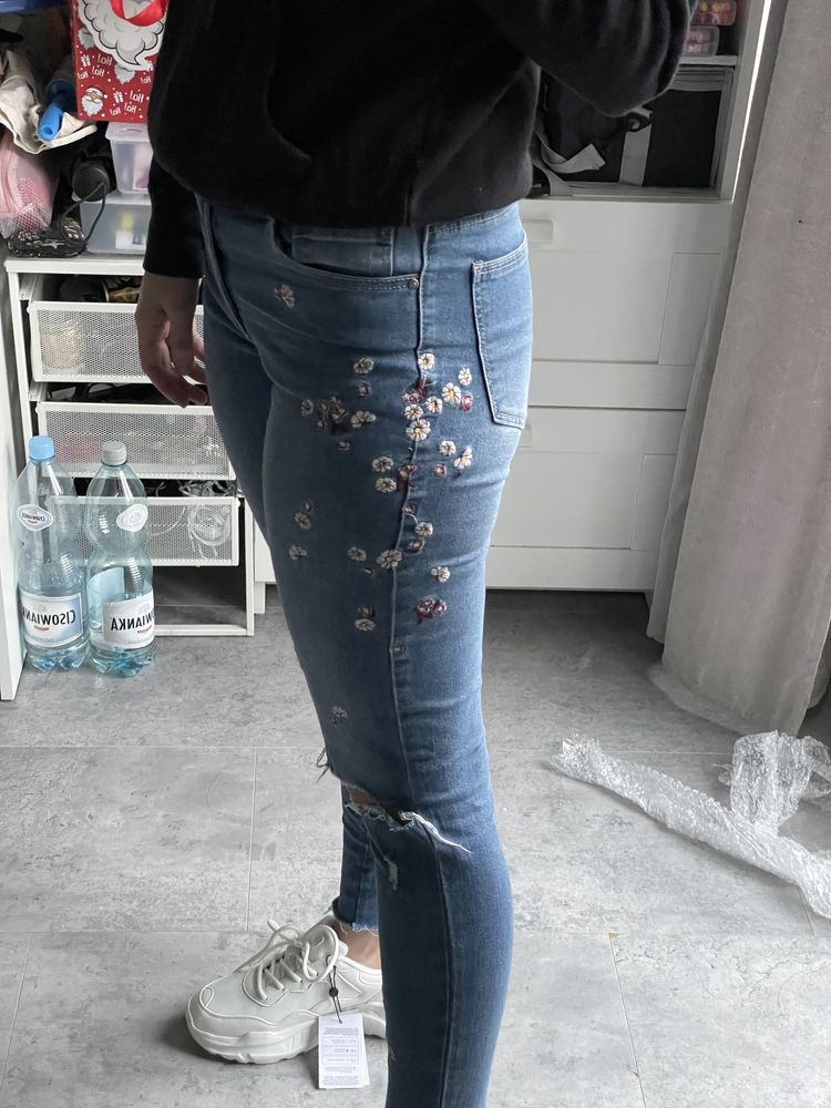 Spodnie z haftowanymi kwiatkami