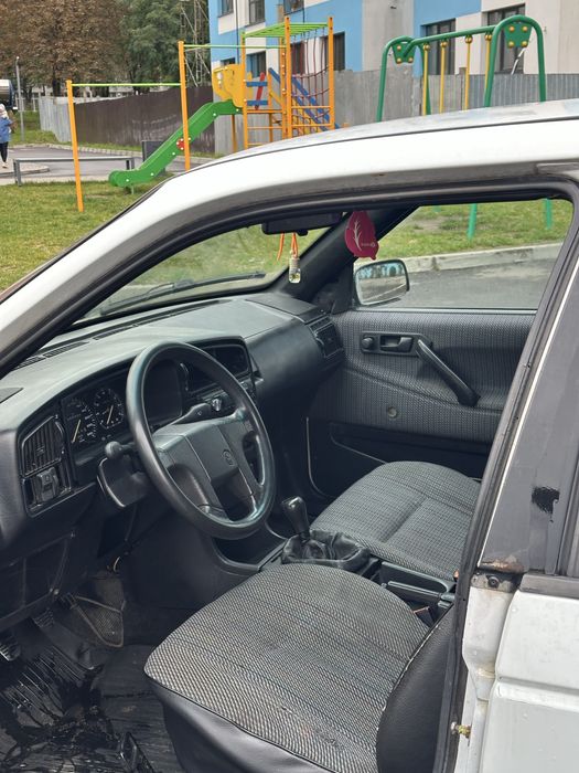 Volkswagen Passat B3 1990 року 1.6 бензин на впевненому ходу