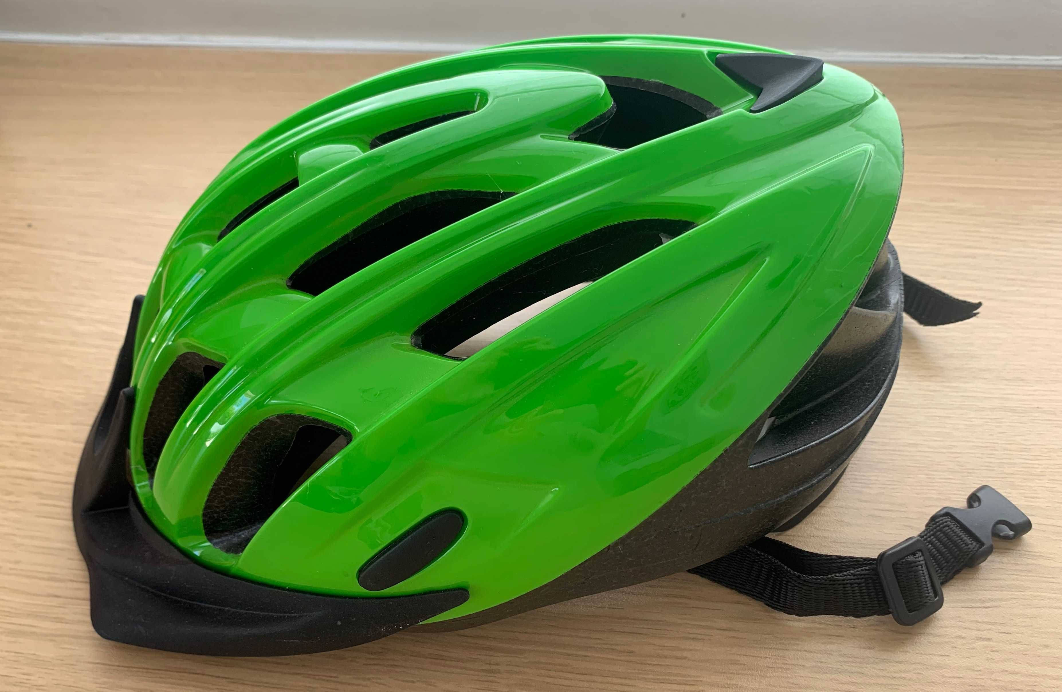 Capacete e luvas de ciclismo