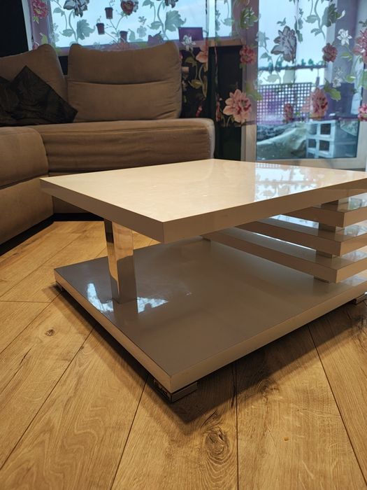 Nowoczesny biały stolik kawowy