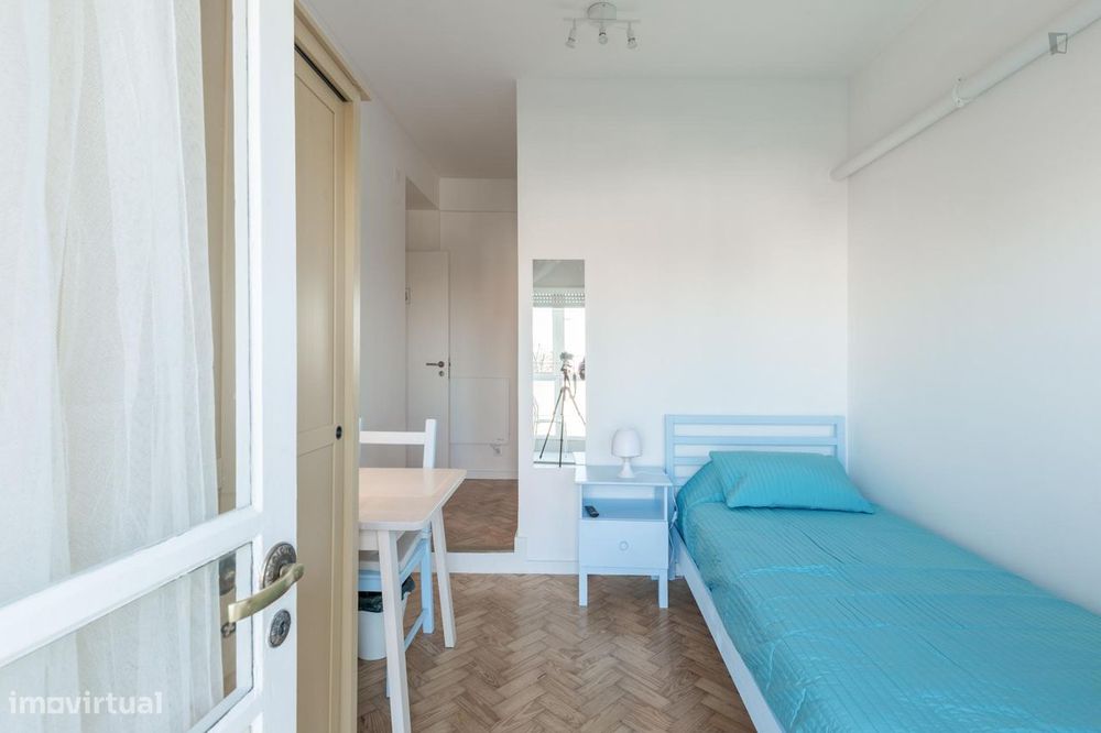 56327 - Quarto com cama de solteiro, com casa...