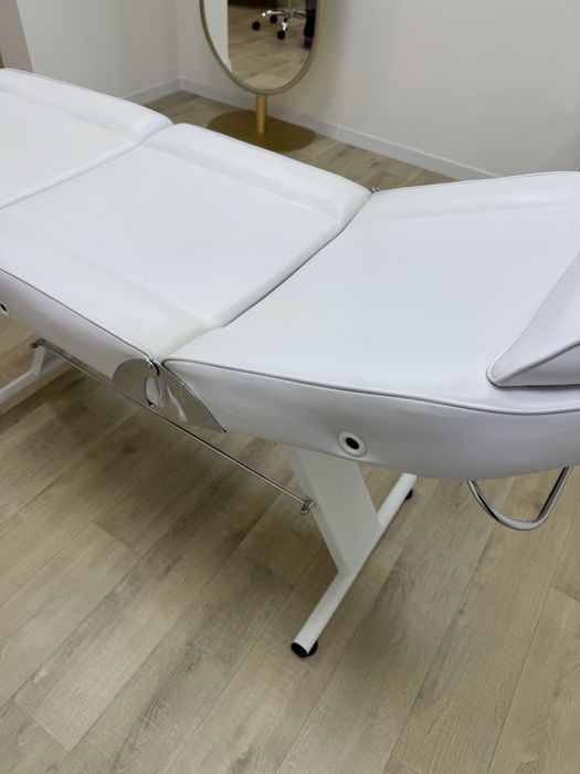 Косметологічна кушетка для салону краси.