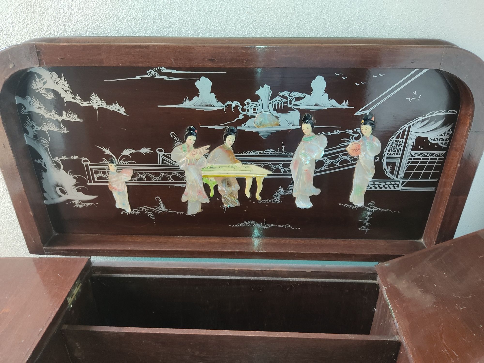 Móvel antigo com decoração madrepérola