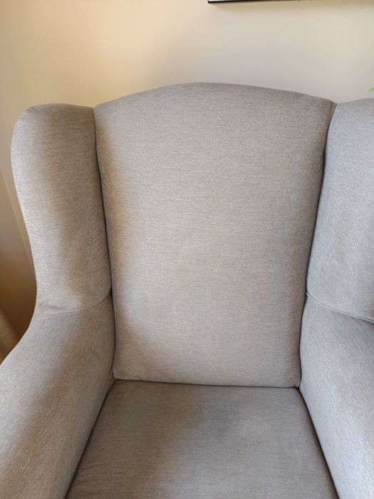 Poltrona bege com braços