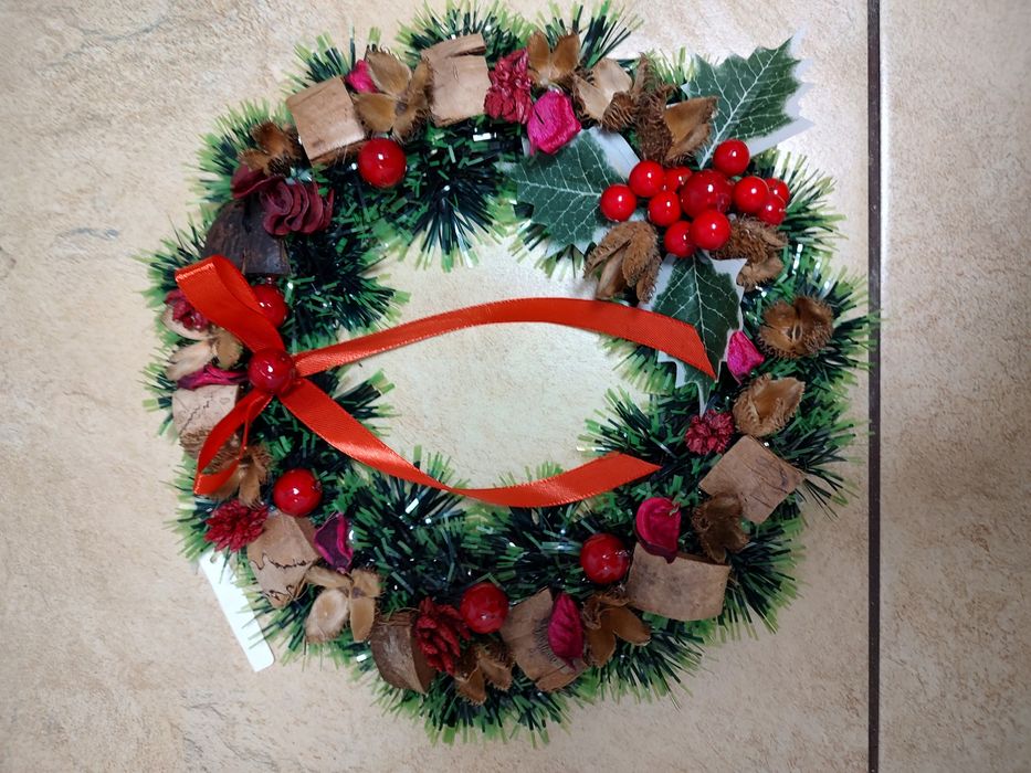 Świąteczny wianek z czerwonymi koralami w pudełku handmade