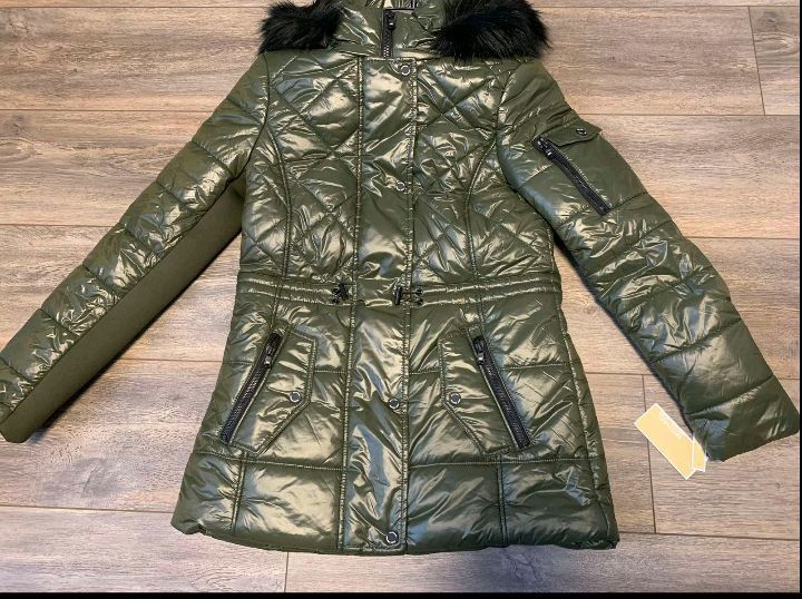 Женская осень/весна куртка Макл Корс Michael Kors
капюшон отстегиваетс